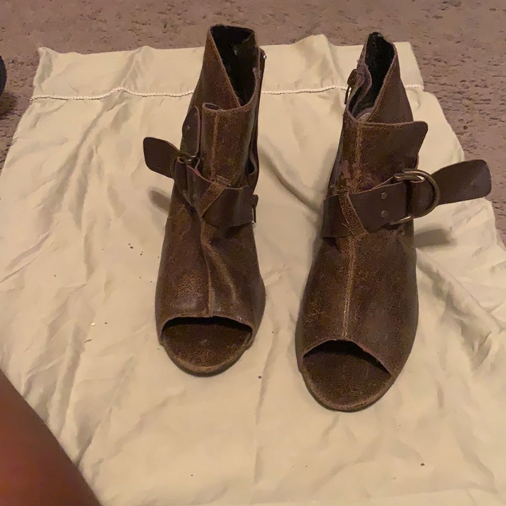 Worn peep toe